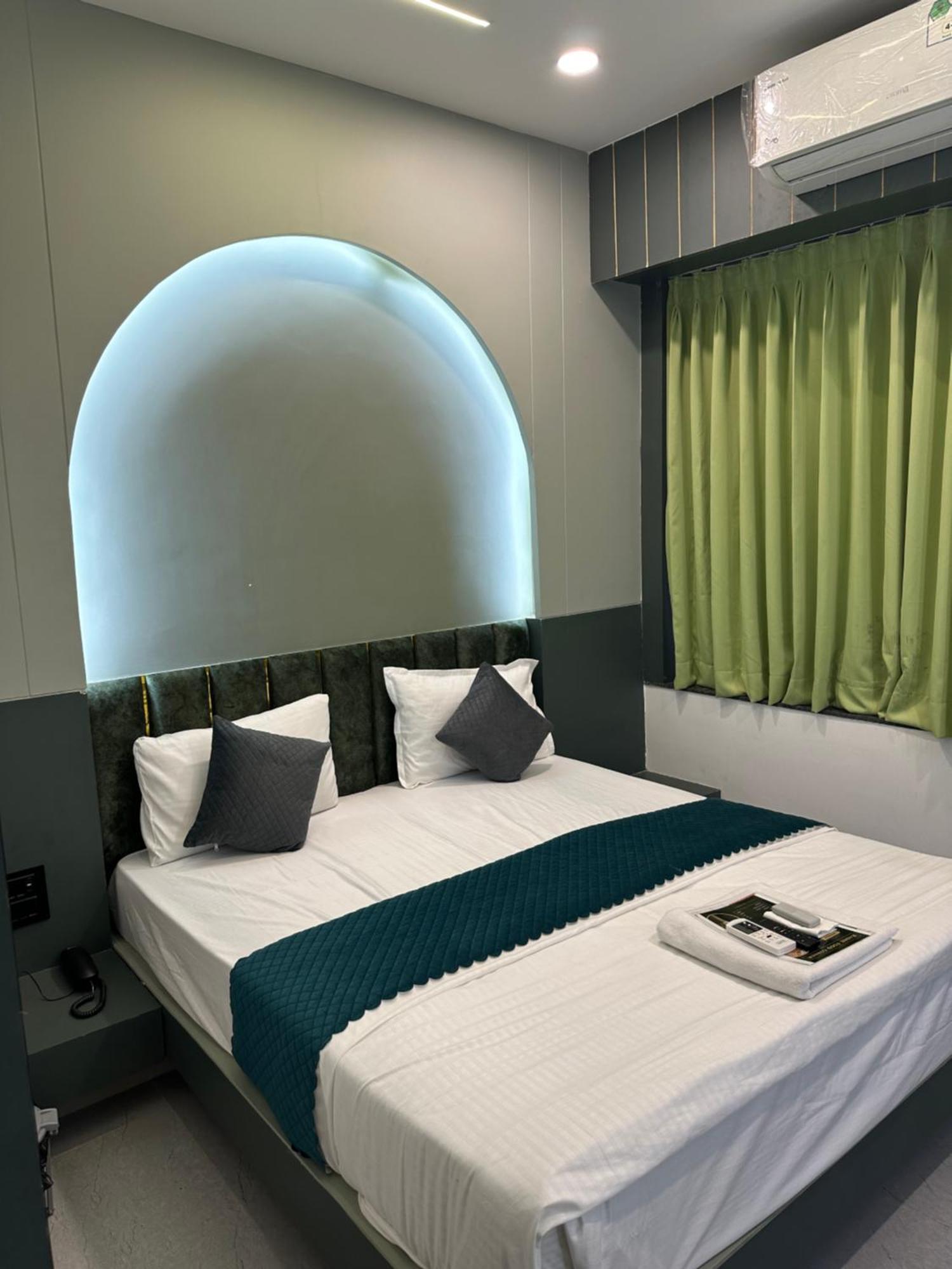 Hotel Victoria Prime スーラト エクステリア 写真