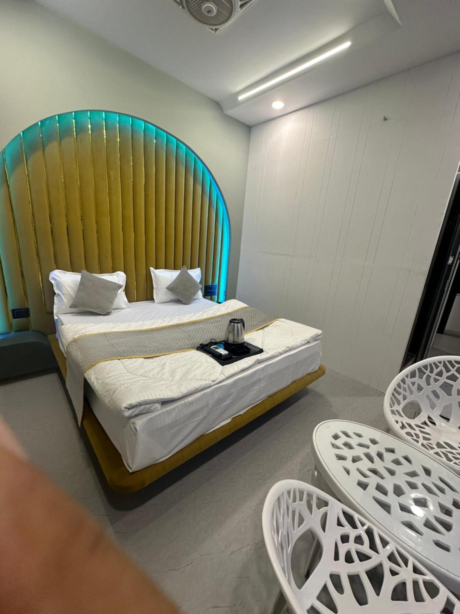 Hotel Victoria Prime スーラト エクステリア 写真