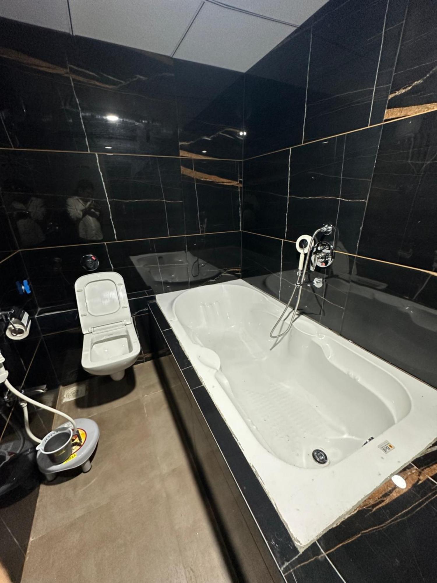 Hotel Victoria Prime スーラト エクステリア 写真