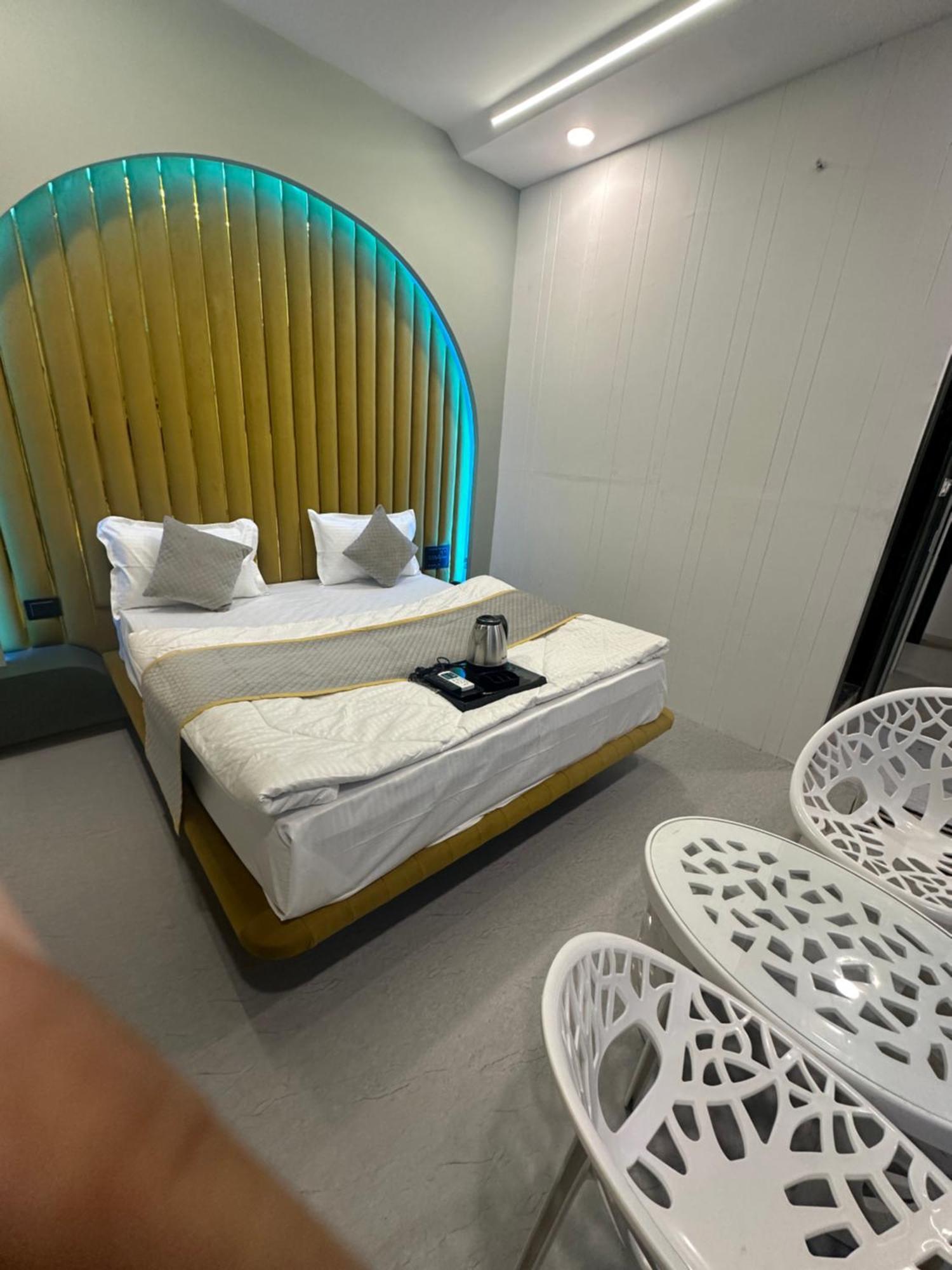 Hotel Victoria Prime スーラト エクステリア 写真