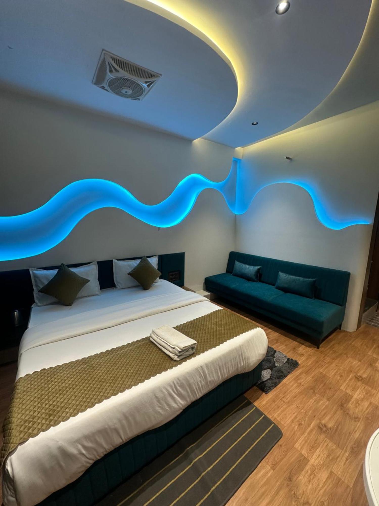 Hotel Victoria Prime スーラト エクステリア 写真