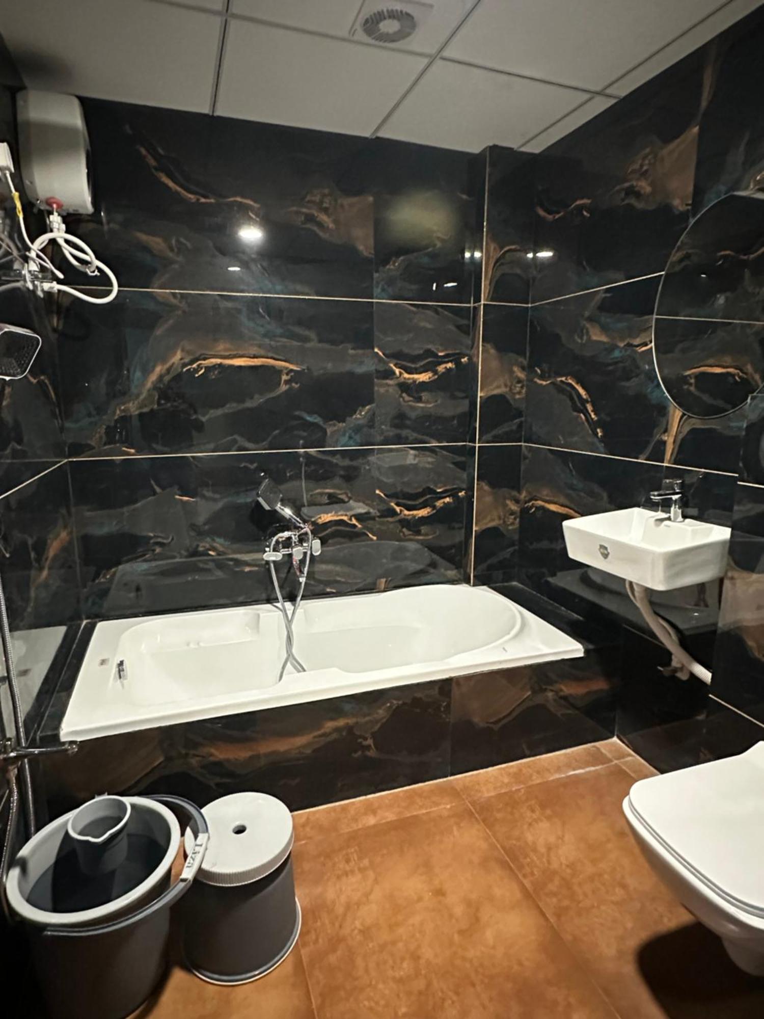 Hotel Victoria Prime スーラト エクステリア 写真