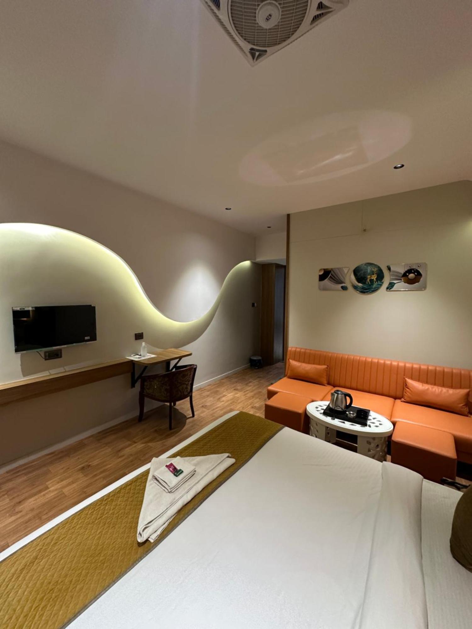 Hotel Victoria Prime スーラト エクステリア 写真